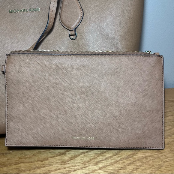 Michael Kors Saige Med Reversible Tote and Zip Clutch - Picture 14 of 15